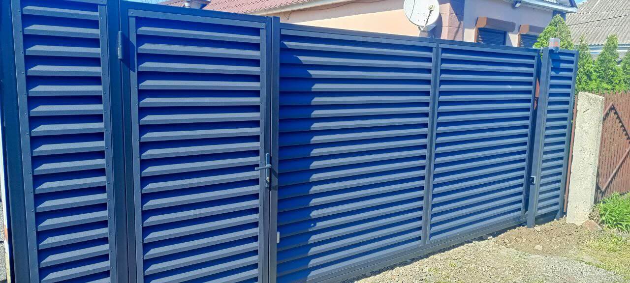 Забор-жалюзи из ламелей Еврожалюзи 53м RAL7024 Серый Графит МАТТЕ фото 10 в Грозном