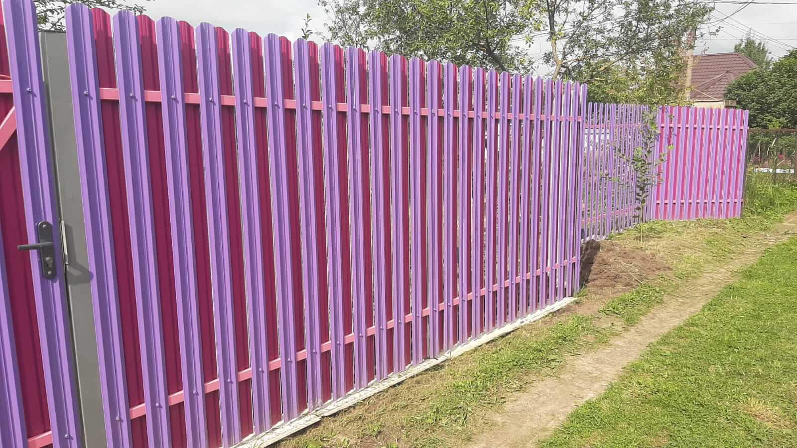Двухцветный забор из евроштакетника 44м RAL4005 Сиреневый, RAL4006 Пурпурный фото 4 в Грозном