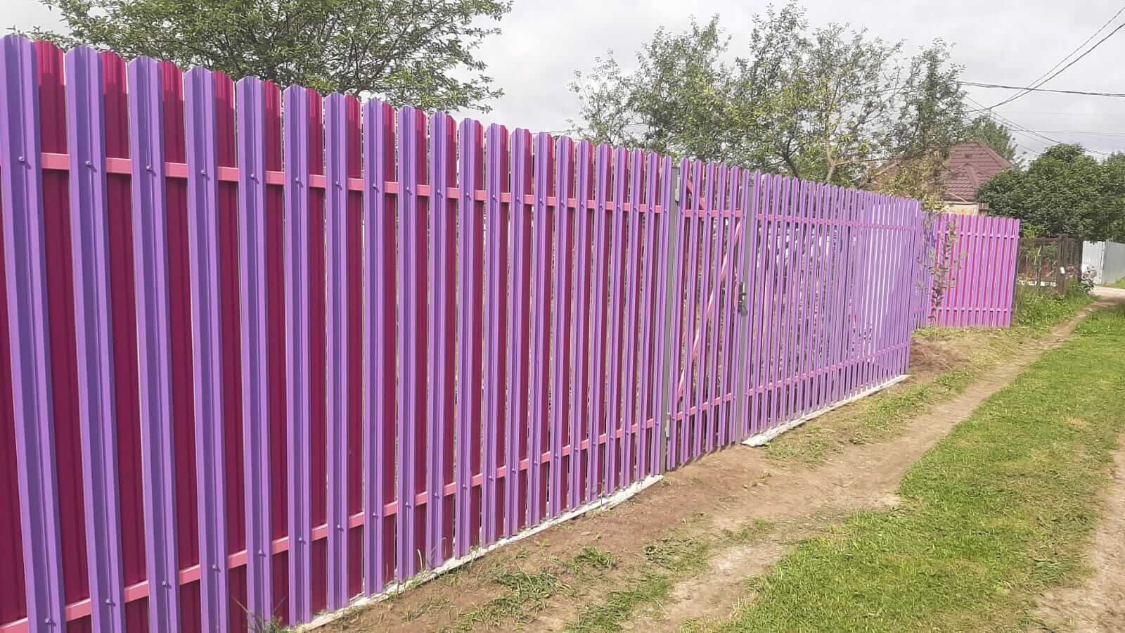 Двухцветный забор из евроштакетника 44м RAL4005 Сиреневый, RAL4006 Пурпурный фото 3 в Грозном