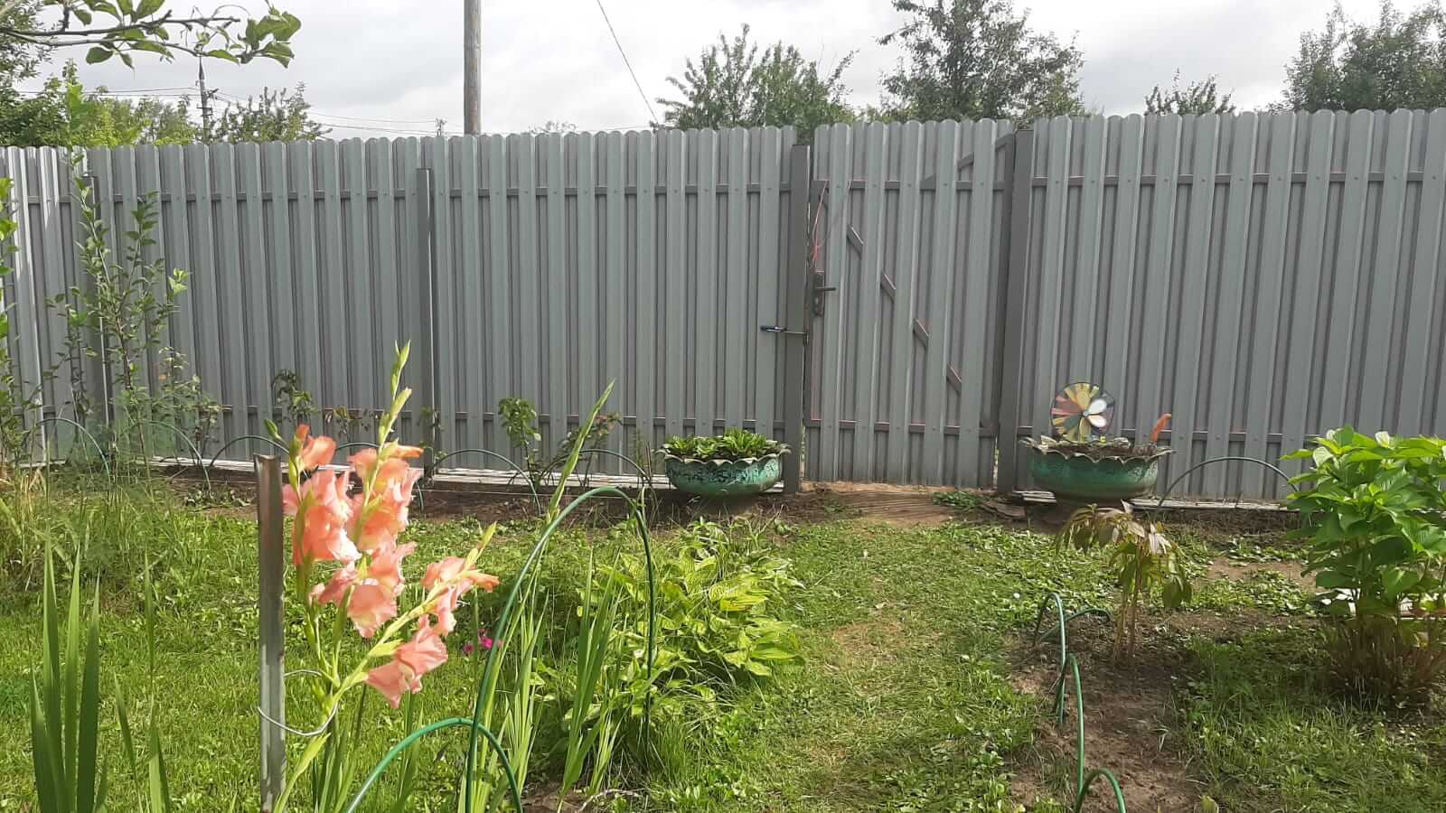Двухцветный забор из евроштакетника 44м RAL4005 Сиреневый, RAL4006 Пурпурный фото 1 в Грозном