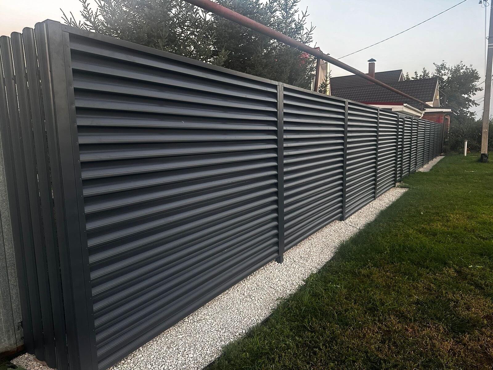 Забор из ламелей Еврожалюзи 26м RAL7024/7024 Серый Графит двусторонний фото 4 в Грозном