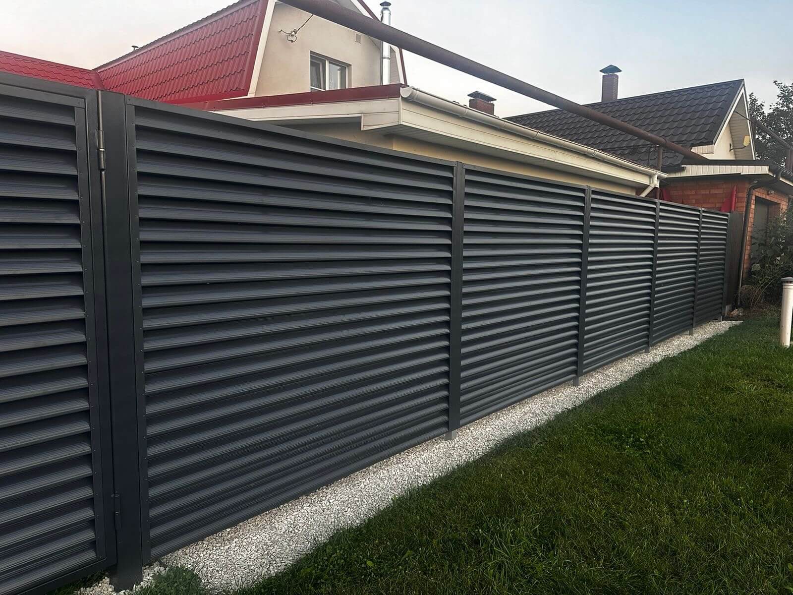 Забор из ламелей Еврожалюзи 26м RAL7024/7024 Серый Графит двусторонний фото 3 в Грозном