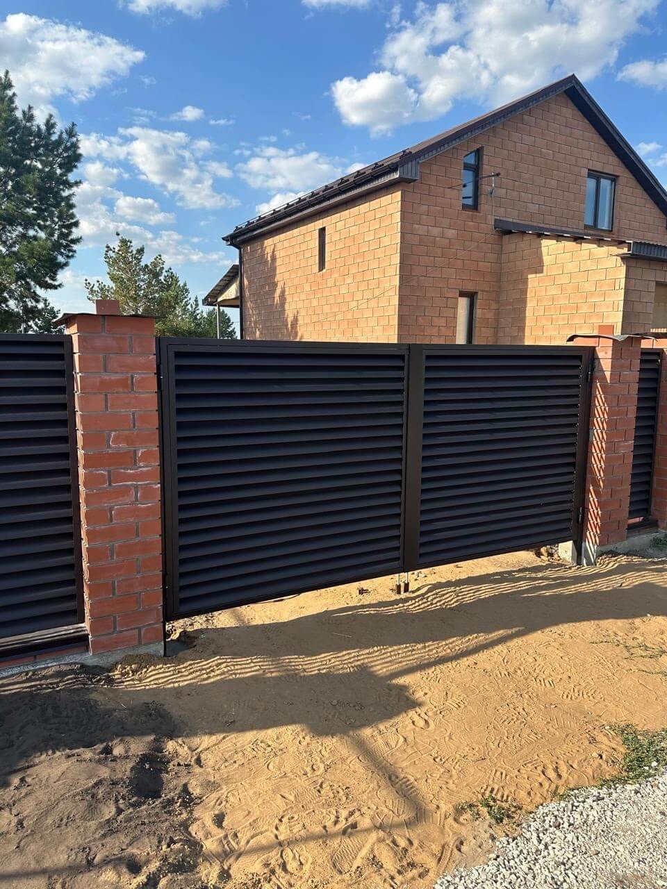 Забор-жалюзи из ламелей Еврожалюзи 38м RAL8019 Темный Шоколад МАТТЕ фото 4 в Грозном