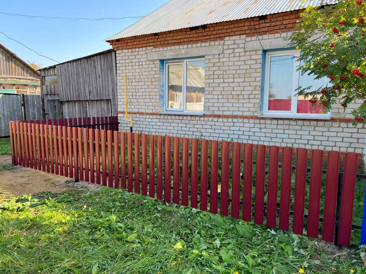 Забор из евроштакетника 9м RAL3005/3005 Красное Вино двусторонний в Грозном