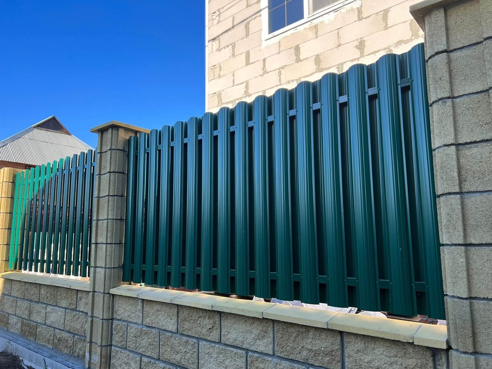 Забор из евроштакетника 22м RAL6005/6005 Зеленый Мох двусторонний фото 7 в Грозном