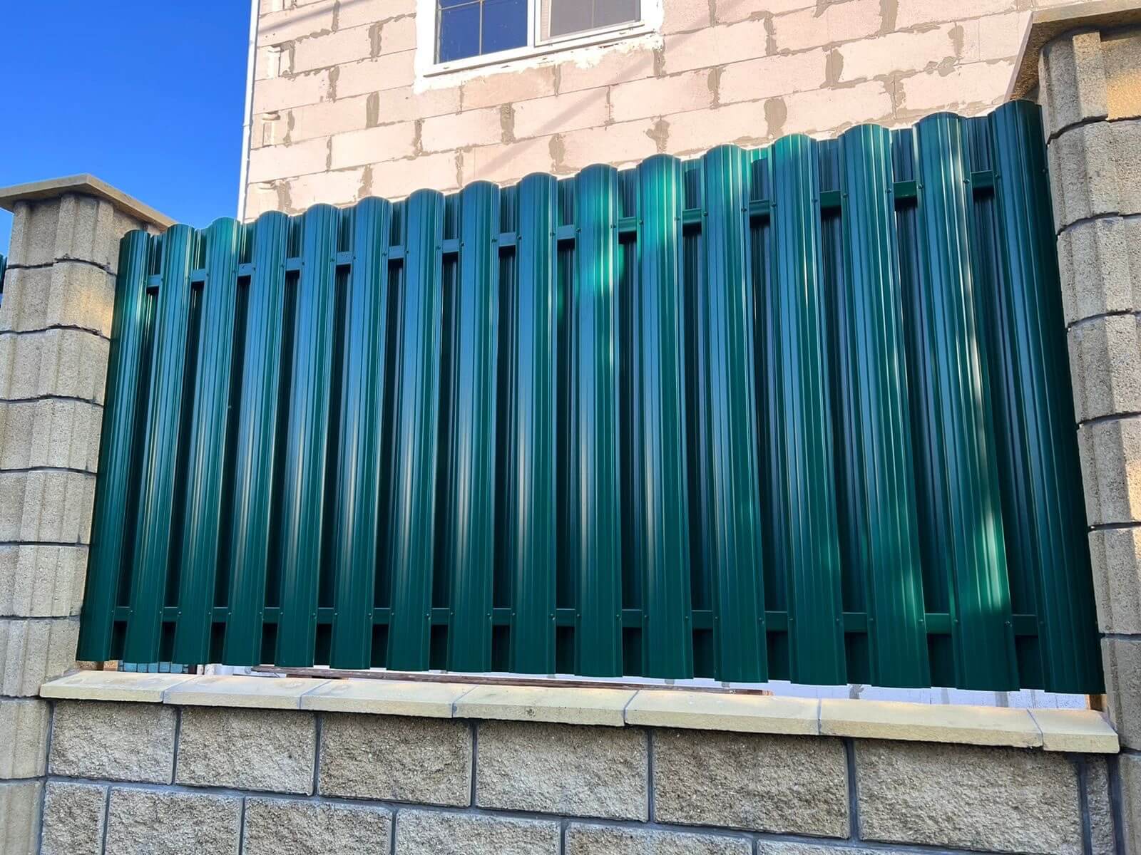 Забор из евроштакетника 22м RAL6005/6005 Зеленый Мох двусторонний фото 2 в Грозном