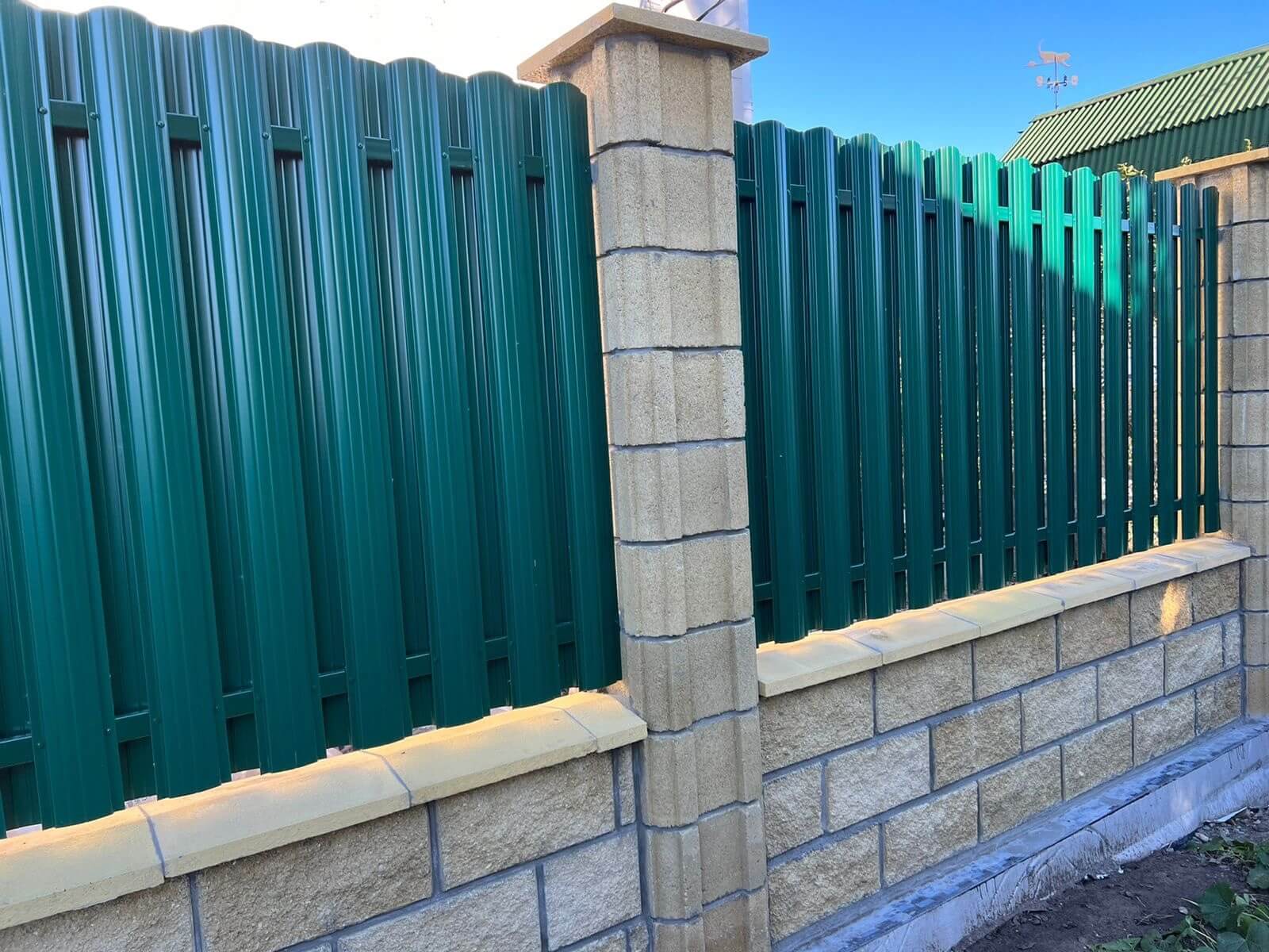 Забор из евроштакетника 22м RAL6005/6005 Зеленый Мох двусторонний фото 1 в Грозном
