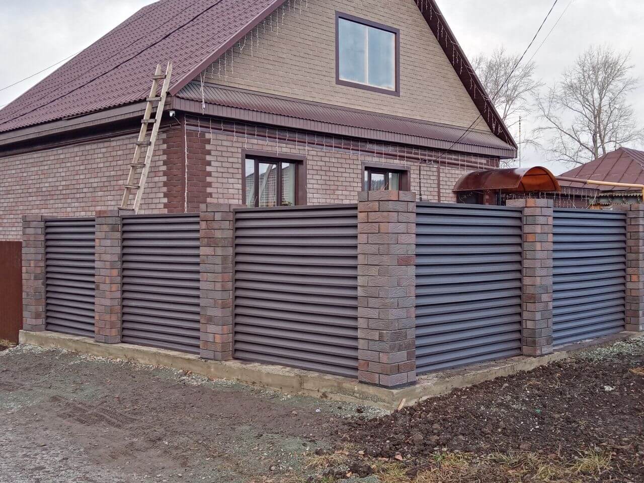 Забор-жалюзи из ламелей ЭКО-Z-US (усиленные) 30м RAL8019/8019 Темный Шоколад двусторонний МАТТЕ фото 3 в Грозном