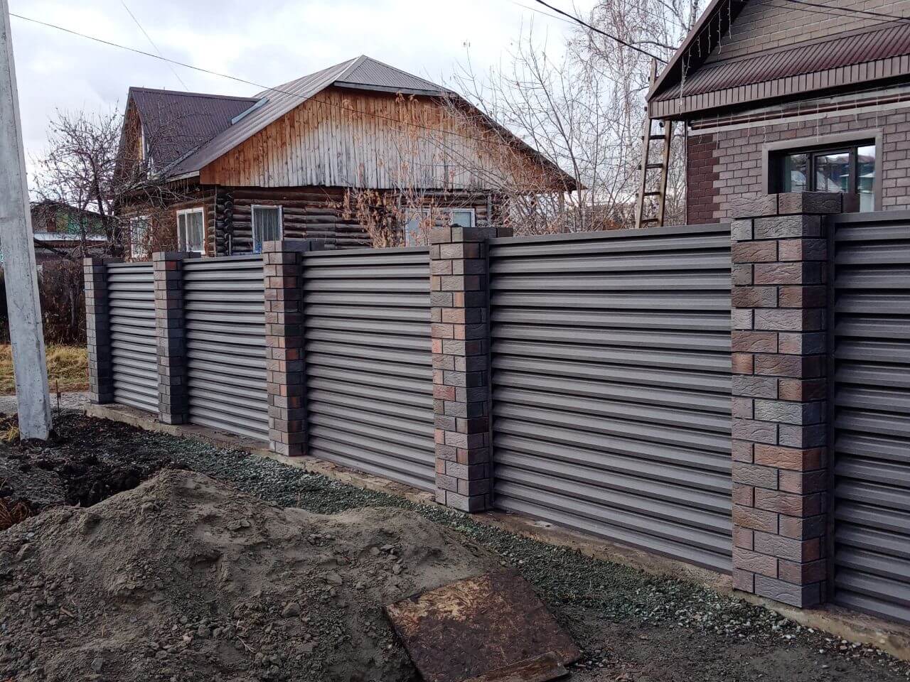 Забор-жалюзи из ламелей ЭКО-Z-US (усиленные) 30м RAL8019/8019 Темный Шоколад двусторонний МАТТЕ в Грозном
