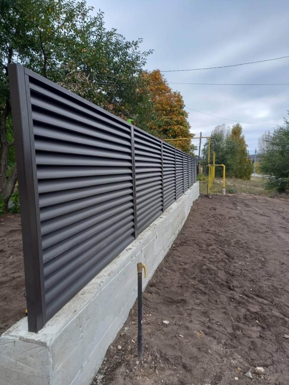 Забор из ламелей еврожалюзи 34м RAL8019/8019 Темный Шоколад двусторонний МАТТЕ фото 3 в Грозном
