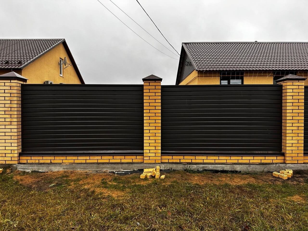 Забор из ламелей Хай-Тек 32м RAL8019/8019 Темный Шоколад двусторонний МАТТЕ фото 1 в Грозном