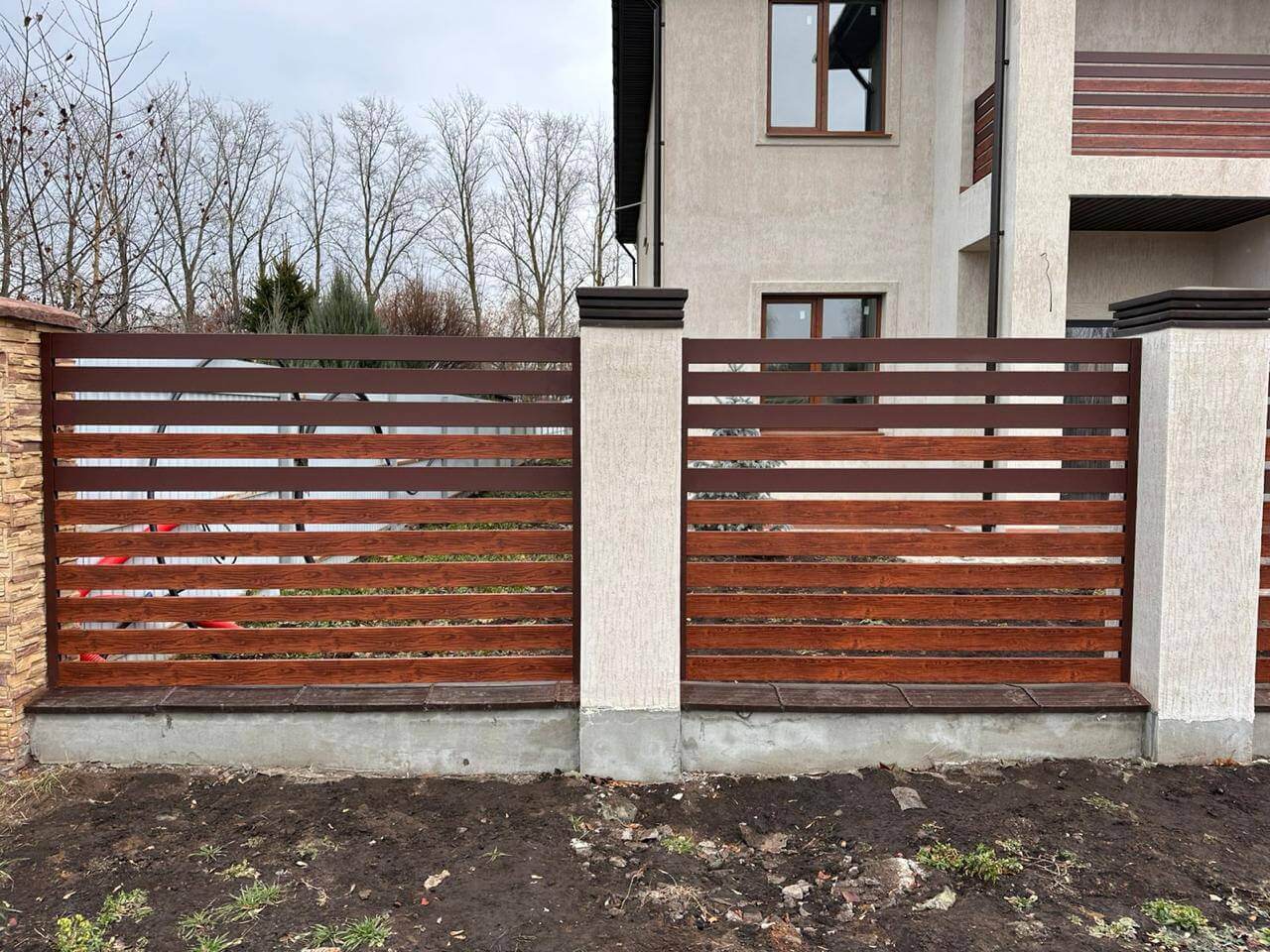 Забор-ранчо из металлопланкена 10м RAL8017 Шоколад МАТТЕ + Темное Дерево (Printech) фото 4 в Грозном