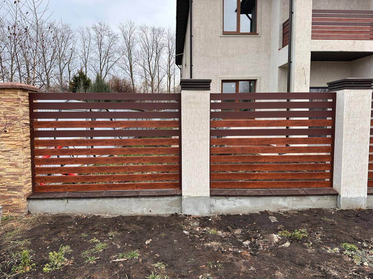 Забор-ранчо из металлопланкена 10м RAL8017 Шоколад МАТТЕ + Темное Дерево (Printech) фото 2 в Грозном