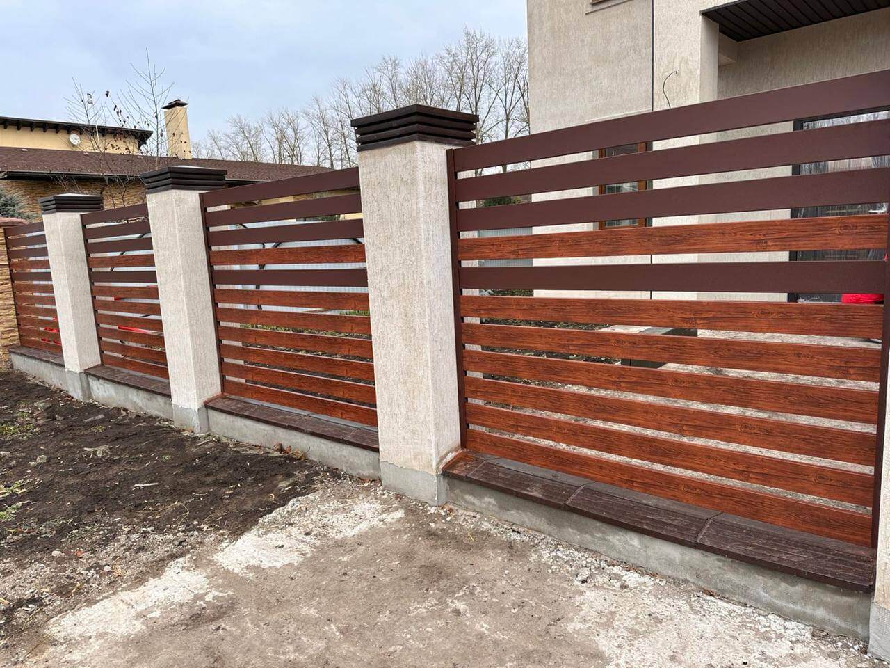 Забор-ранчо из металлопланкена 10м RAL8017 Шоколад МАТТЕ + Темное Дерево (Printech) в Грозном