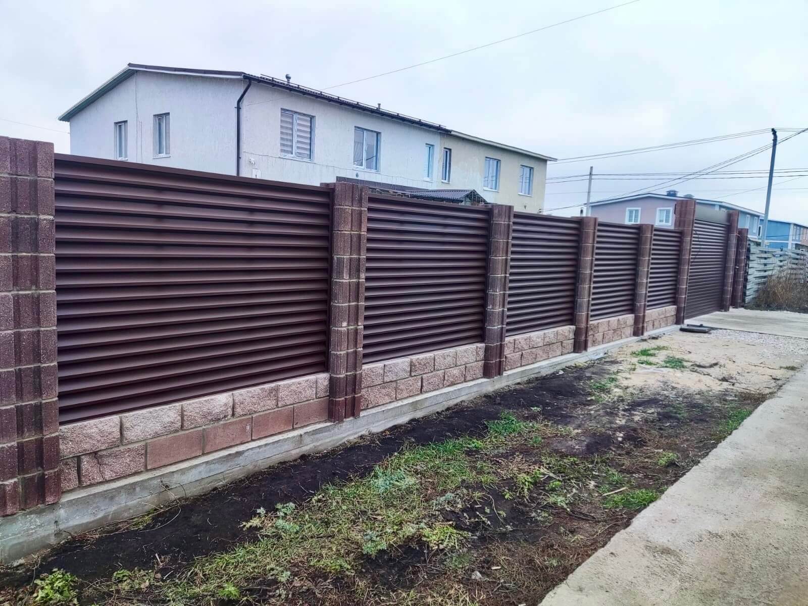 Забор-жалюзи из ламелей ЭКО-Z 13м RAL8019/8019 Темный Шоколад двусторонний МАТТЕ фото 1 в Грозном