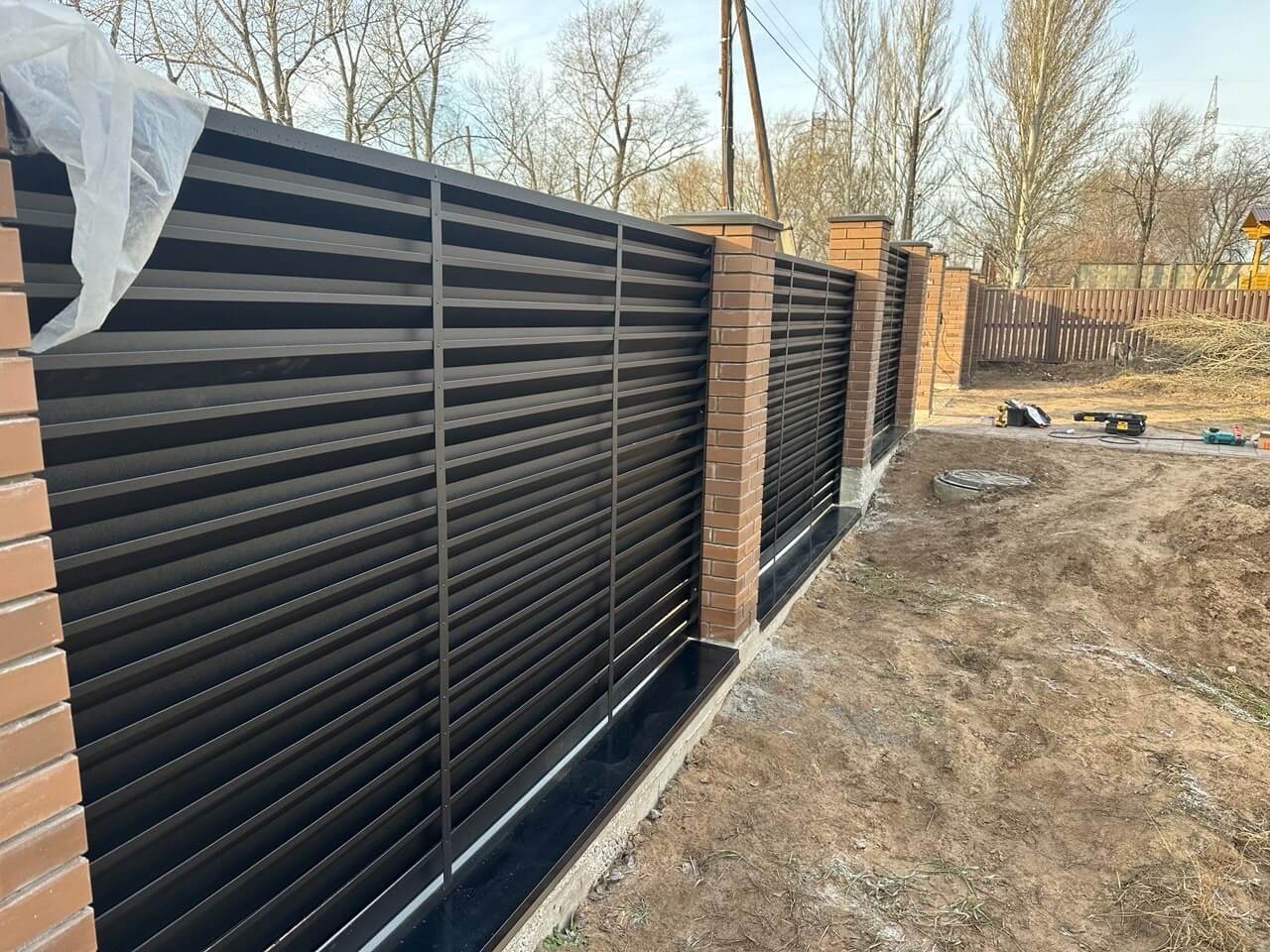 Забор-жалюзи из ламелей Хай-Тек 16м RAL9005/9005 Черный двусторонний МАТТЕ фото 1 в Грозном