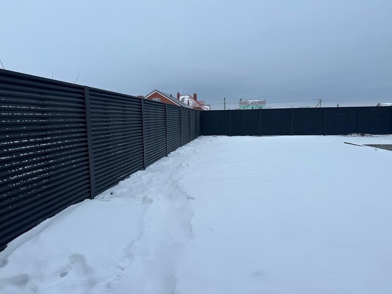 Забор-жалюзи из ламелей ЭКО-Z 130м RAL9005 Черный МАТТЕ фото 3 в Грозном
