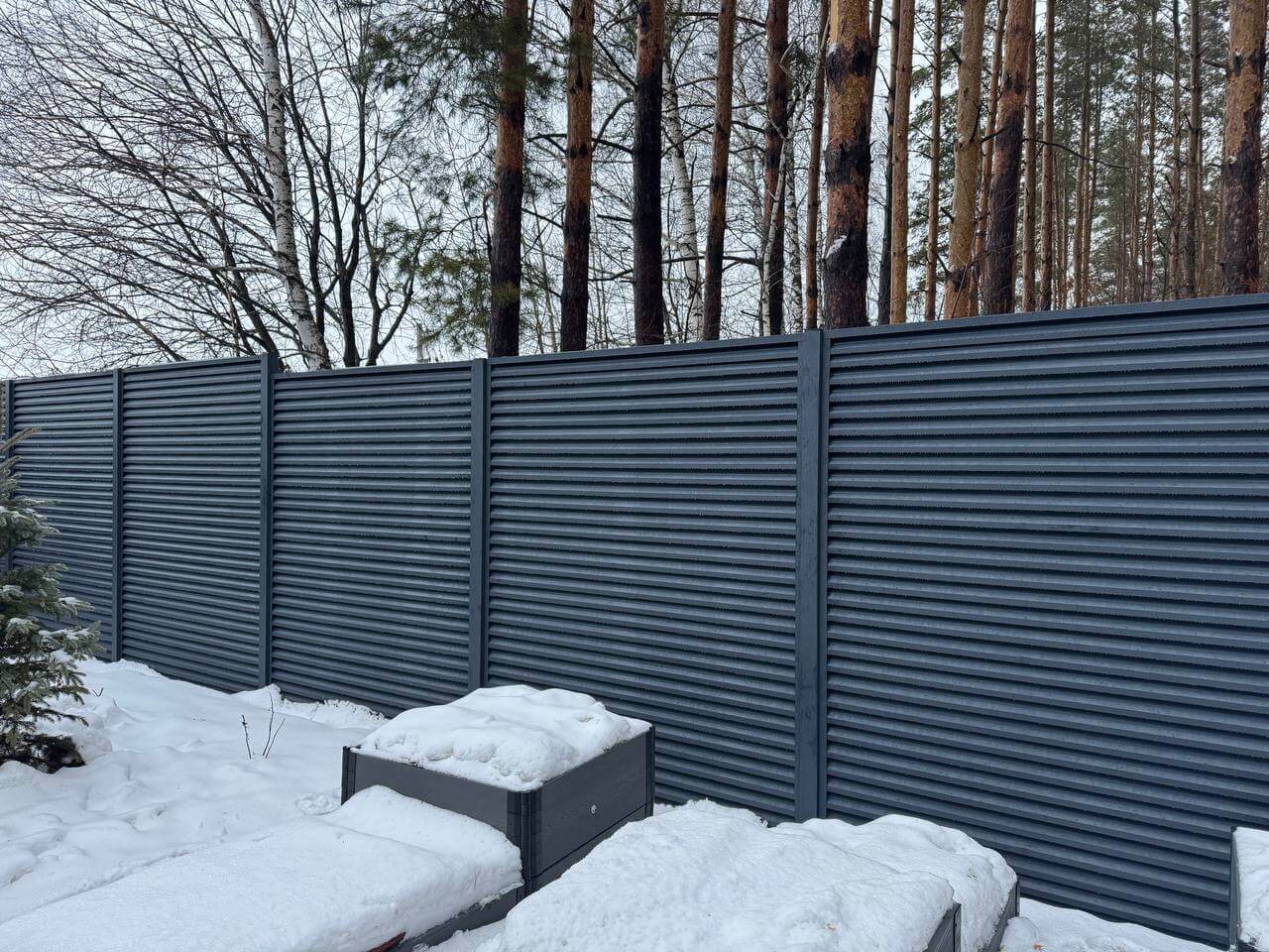 Забор-жалюзи из ламелей ЭКО-Z-US 54м RAL7024/7024 Серый Графит двусторонний МАТТЕ фото 3 в Грозном