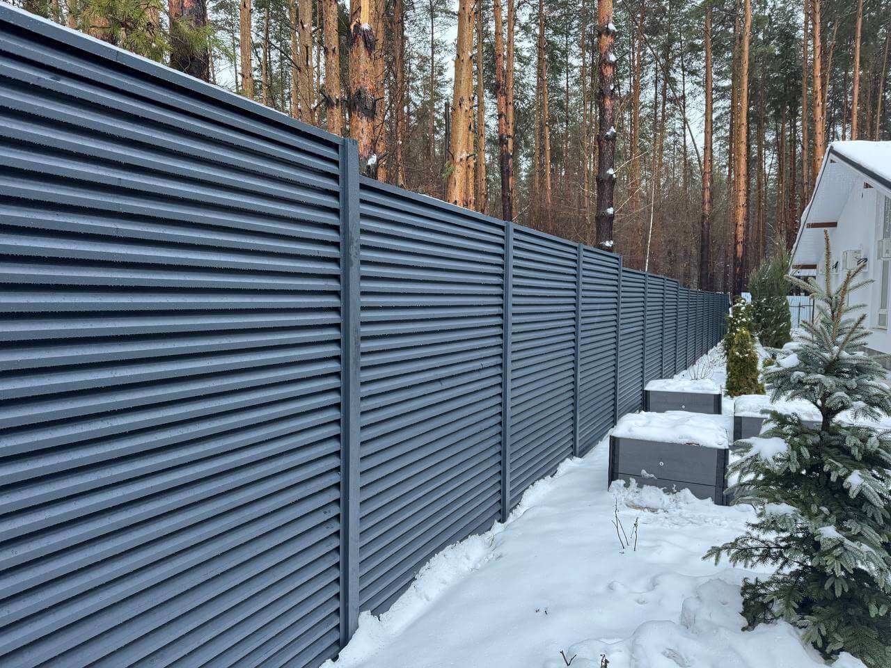 Забор-жалюзи из ламелей ЭКО-Z-US 54м RAL7024/7024 Серый Графит двусторонний МАТТЕ в Грозном