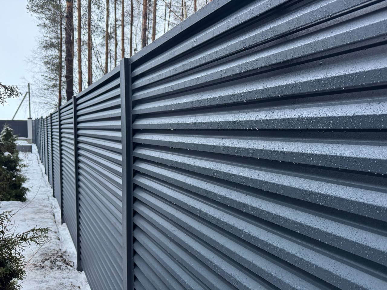 Забор-жалюзи из ламелей ЭКО-Z-US 54м RAL7024/7024 Серый Графит двусторонний МАТТЕ фото 2 в Грозном