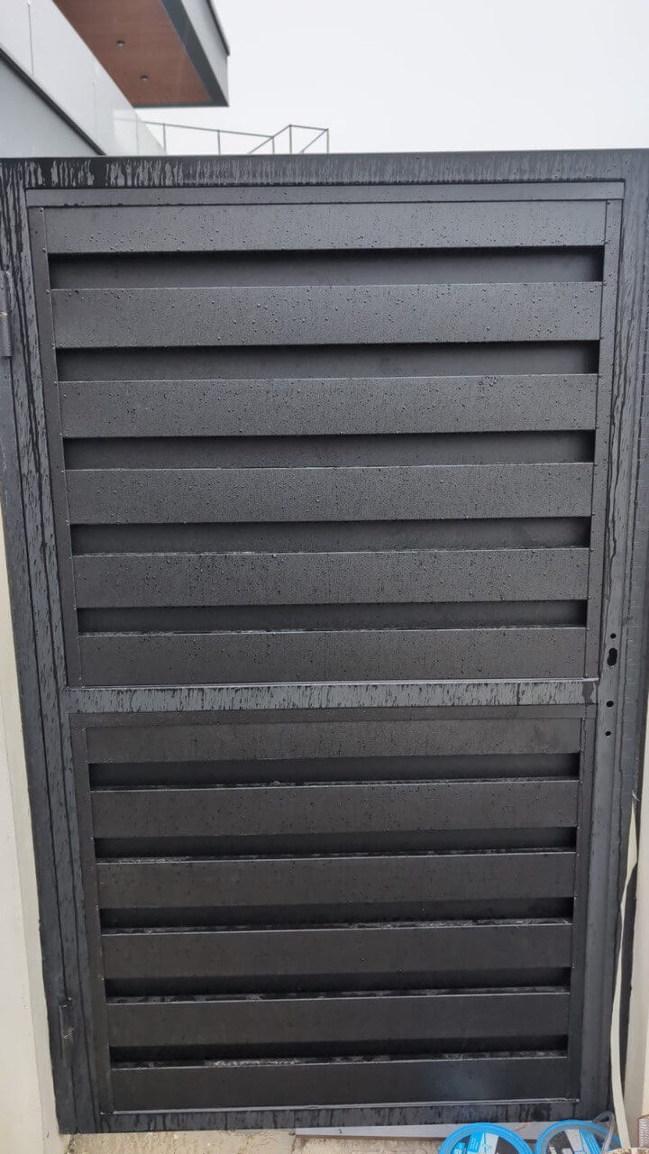 Откатные ворота с калиткой из металлопланкена RAL9005/9005 Черный двусторонний МАТТЕ фото 3 в Грозном