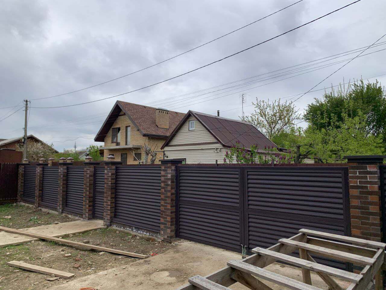 Забор-жалюзи из ламелей Реснички 24м RAL8019/8019 Темный Шоколад двусторонний МАТТЕ фото 2 в Грозном
