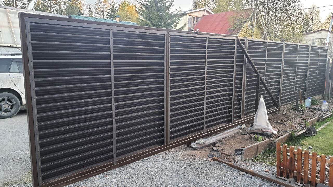 Забор-жалюзи из ламелей ЭКО-Z-US 12м RAL8019/8019 Темный Шоколад двусторонний МАТТЕ фото 1 в Грозном