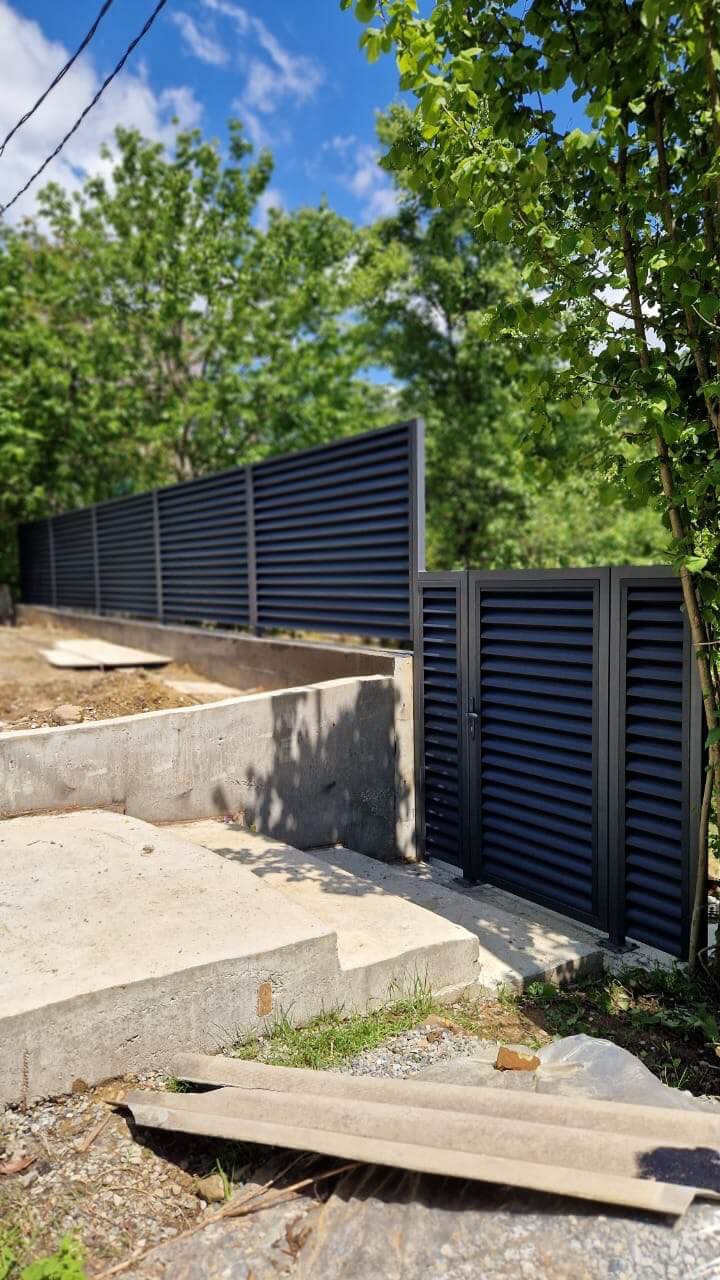 Забор-жалюзи из ламелей еврожалюзи 23м RAL7024/7024 Серый Графит двусторонний МАТТЕ фото 1 в Грозном