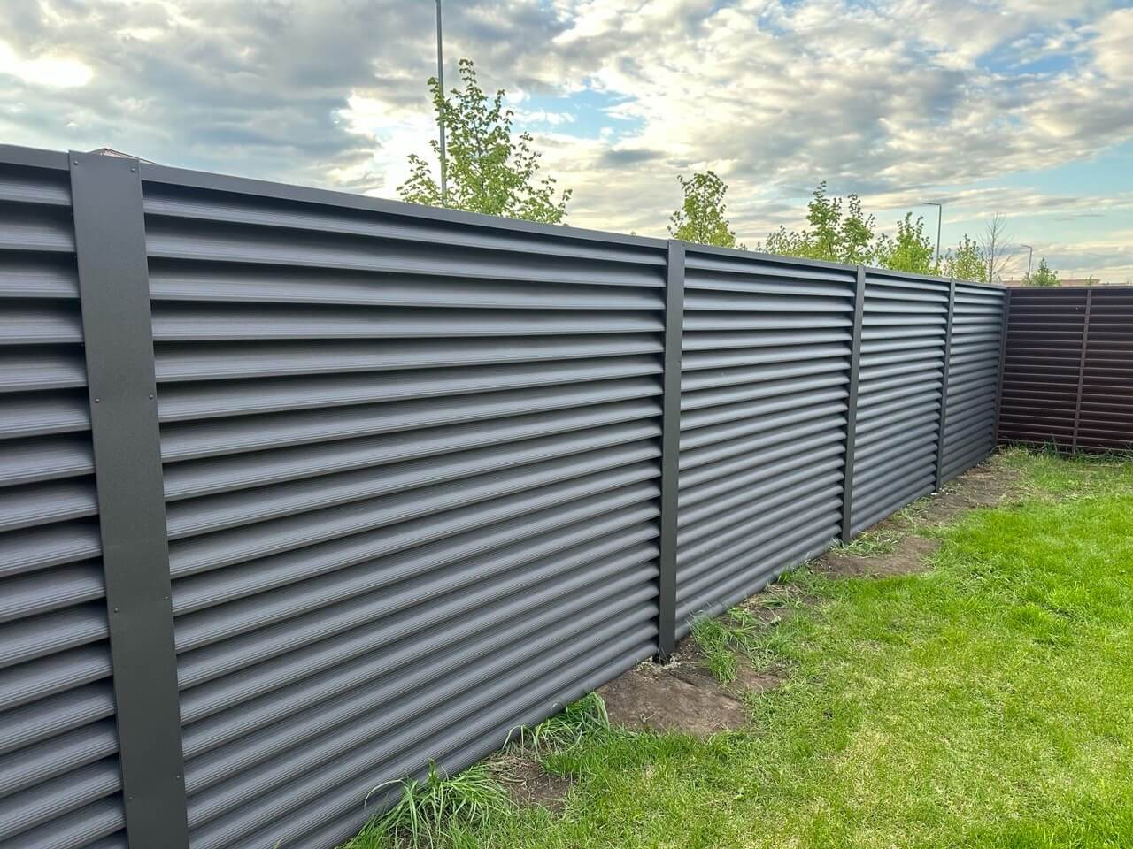 Забор из ламелей еврожалюзи 43м RAL8019/8019 Темный Шоколад двусторонний МАТТЕ фото 1 в Грозном