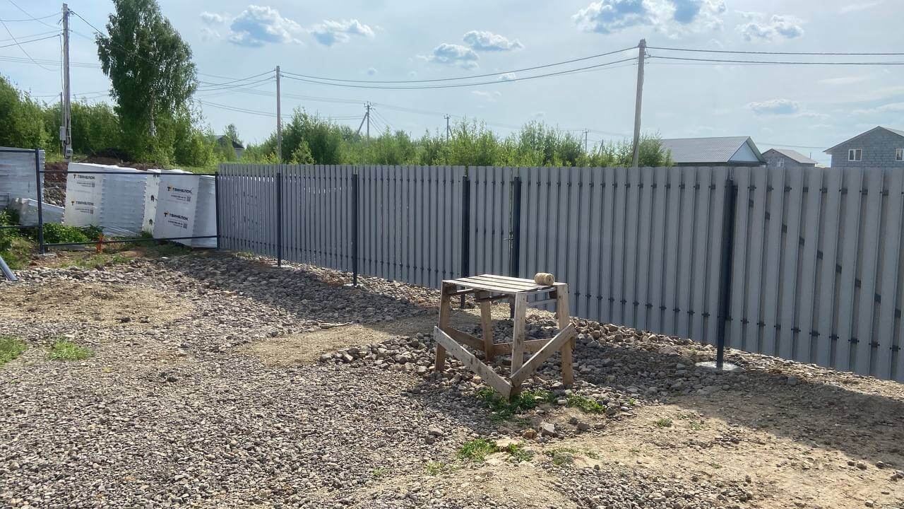 Забор из евроштакетника 16м RAL7024 Серый Графит фото 1 в Грозном