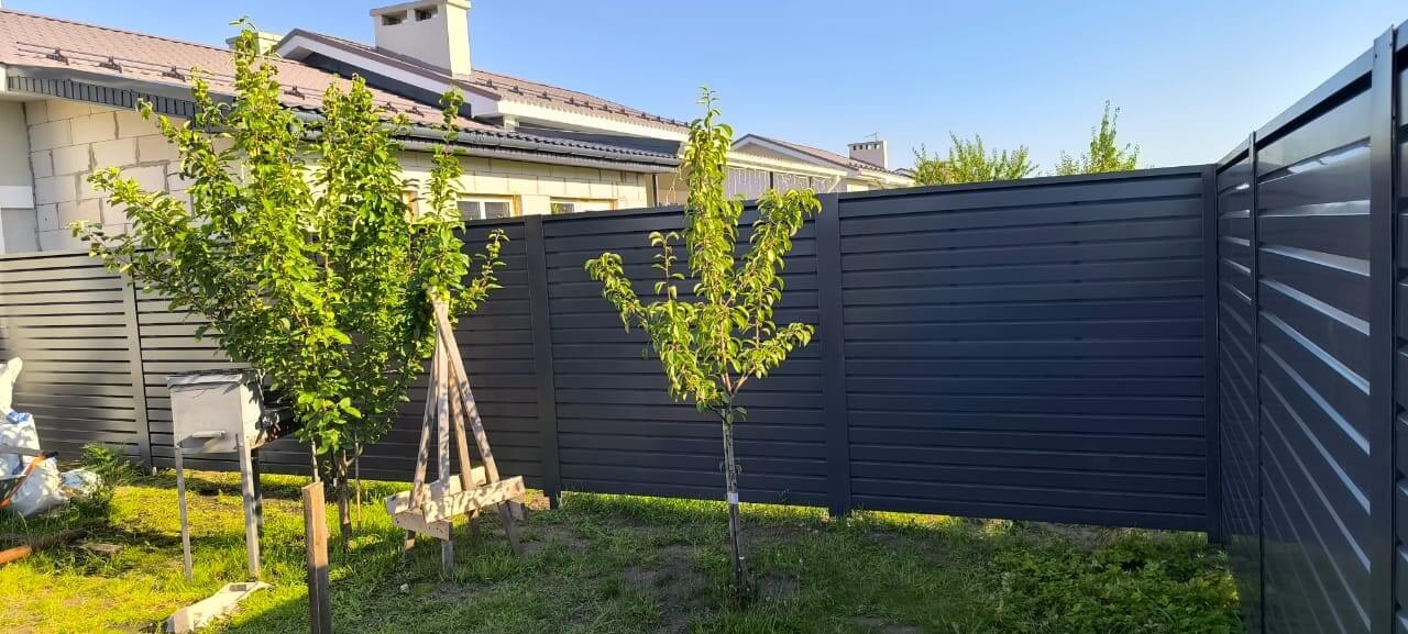 Забор-жалюзи из ламелей Хай-Тек 62м RAL7024/7024 Серый Графит двусторонний фото 4 в Грозном