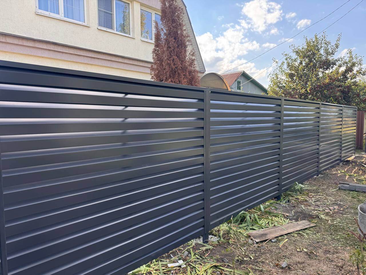 Забор-жалюзи из ламелей Хай-Тек 26м RAL7024/7024 Серый Графит двусторонний в Грозном