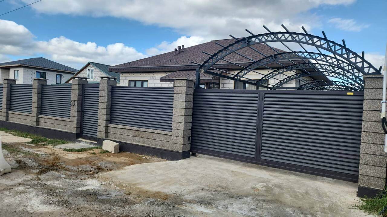 Забор-жалюзи из ламелей Реснички 27м RAL8019/8019 Темный Шоколад двусторонний МАТТЕ фото 2 в Грозном