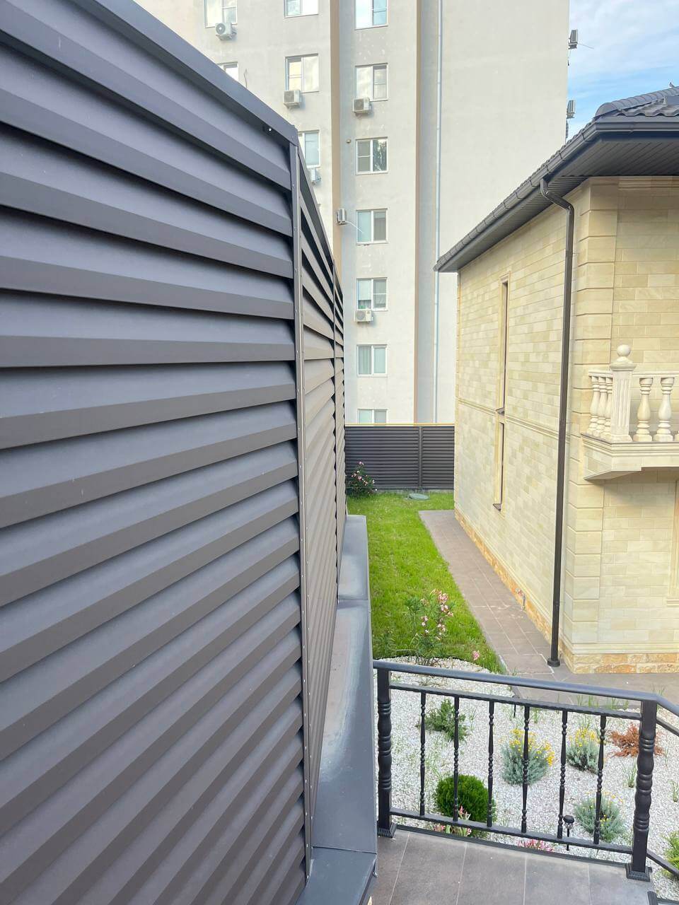 Забор-жалюзи из ламелей Реснички 72м RAL8019/8019 Темный Шоколад двусторонний МАТТЕ фото 5 в Грозном