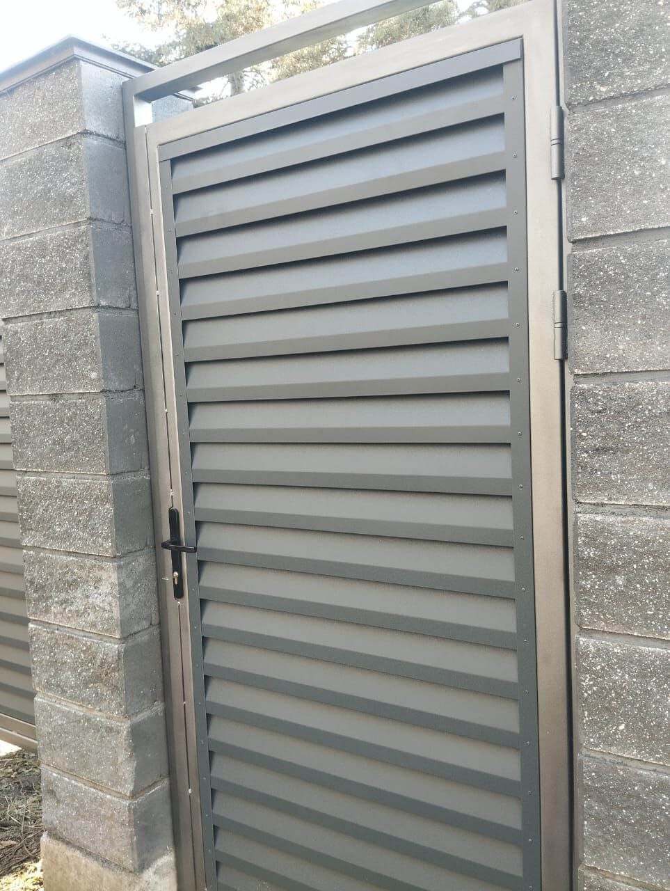 Откатные ворота с калиткой из ламелей Реснички RAL7024/7024 Серый Графит двусторонний МАТТЕ фото 2 в Грозном