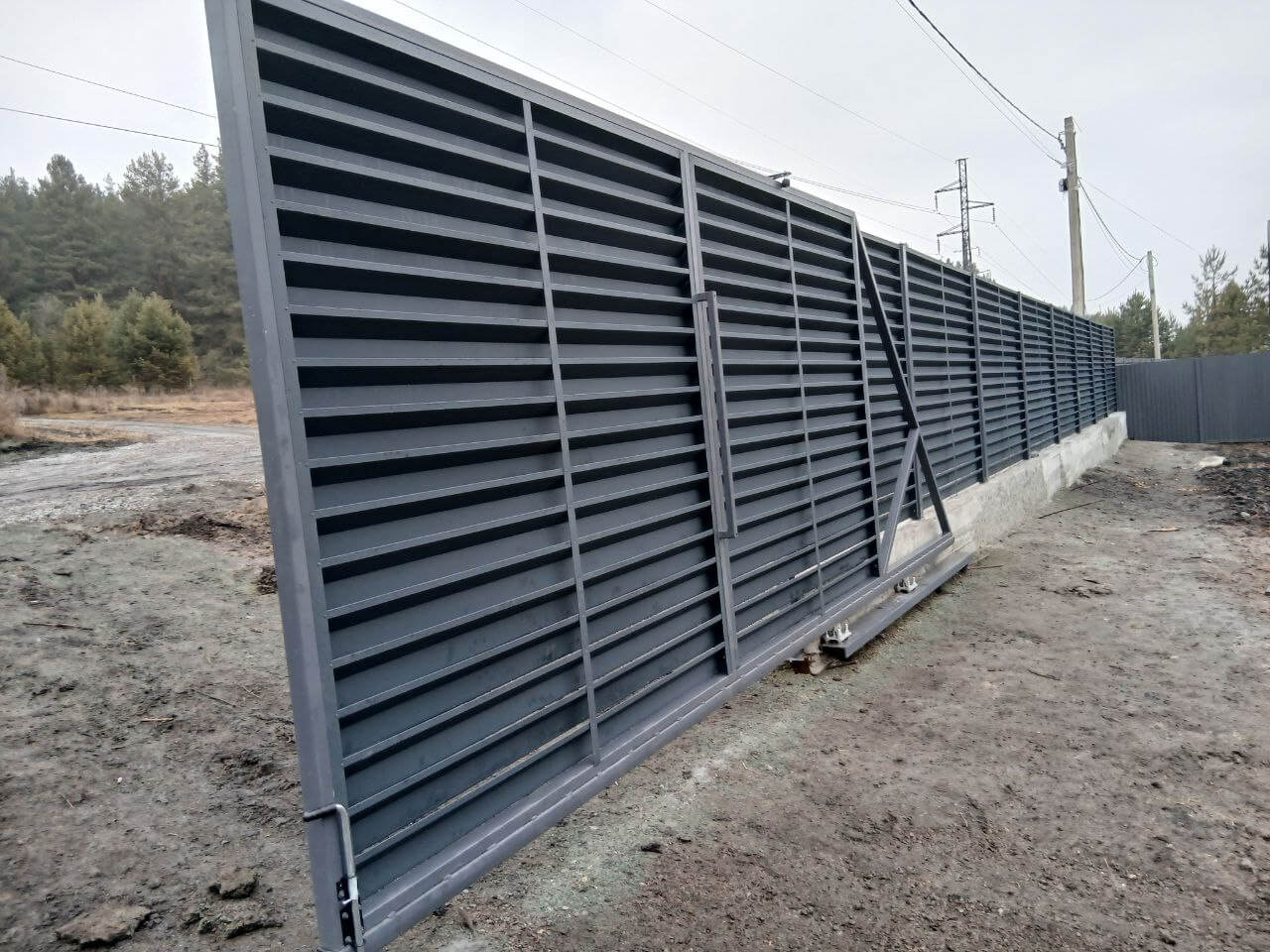 Забор-жалюзи из ламелей Хай-Тек 37м RAL7024/7024 Серый Графит двусторонний МАТТЕ фото 7 в Грозном
