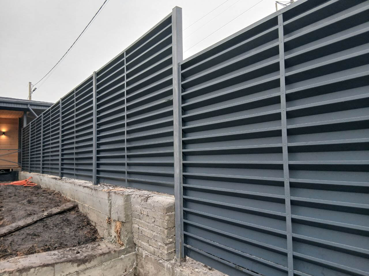 Забор-жалюзи из ламелей Хай-Тек 37м RAL7024/7024 Серый Графит двусторонний МАТТЕ фото 6 в Грозном
