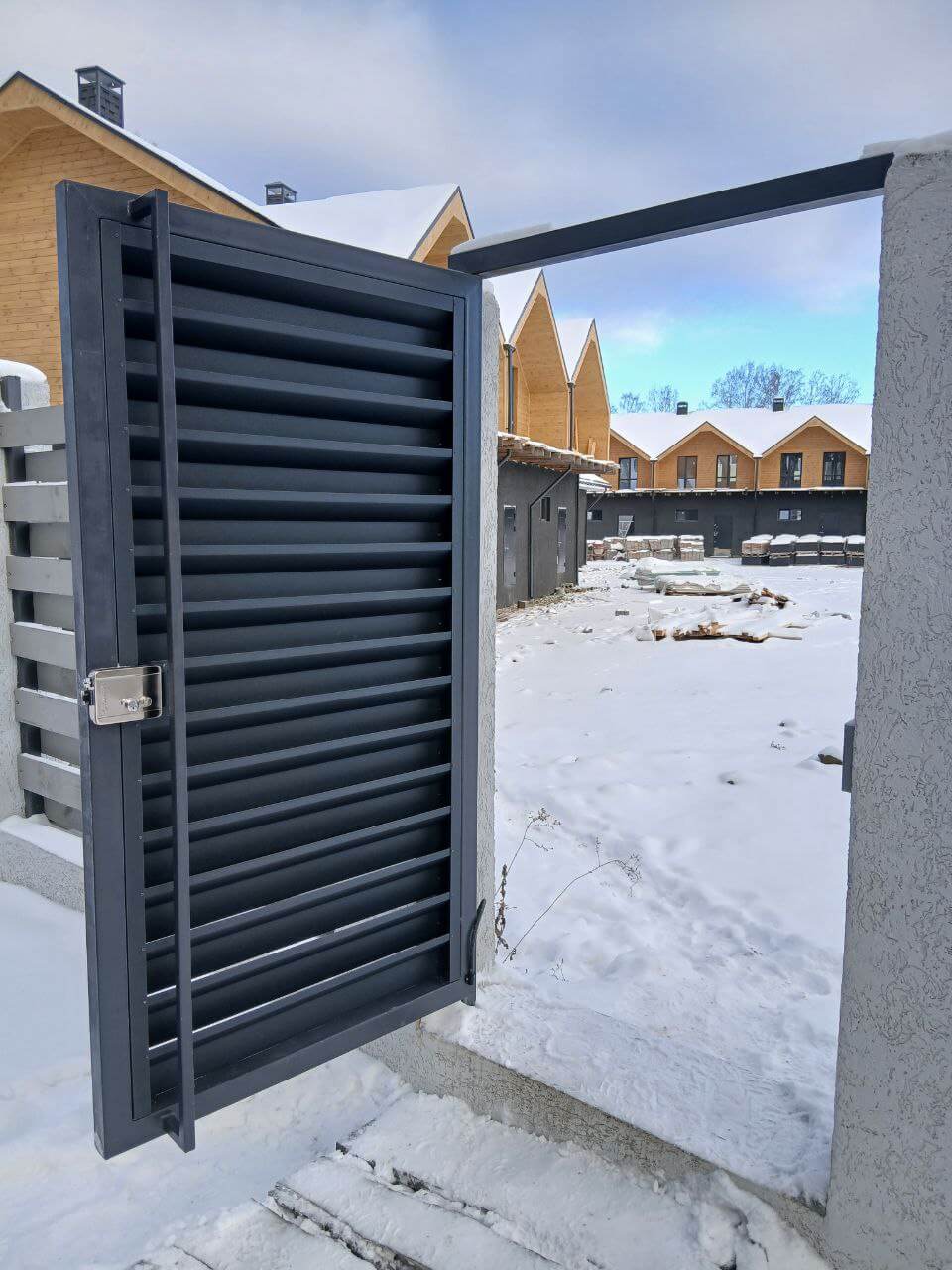 Входная группа из ламелей Хай-Тек RAL7024/7024 Серый Графит двусторонний МАТТЕ фото 21 в Грозном