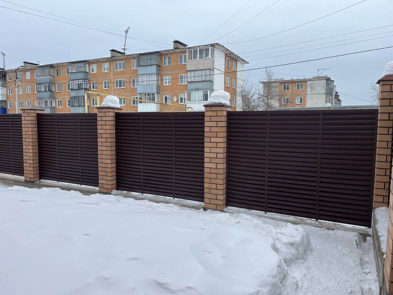Забор-жалюзи из ламелей ЭКО-Z 87м RAL8017/8017 Шоколад двусторонний МАТТЕ фото 17 в Грозном
