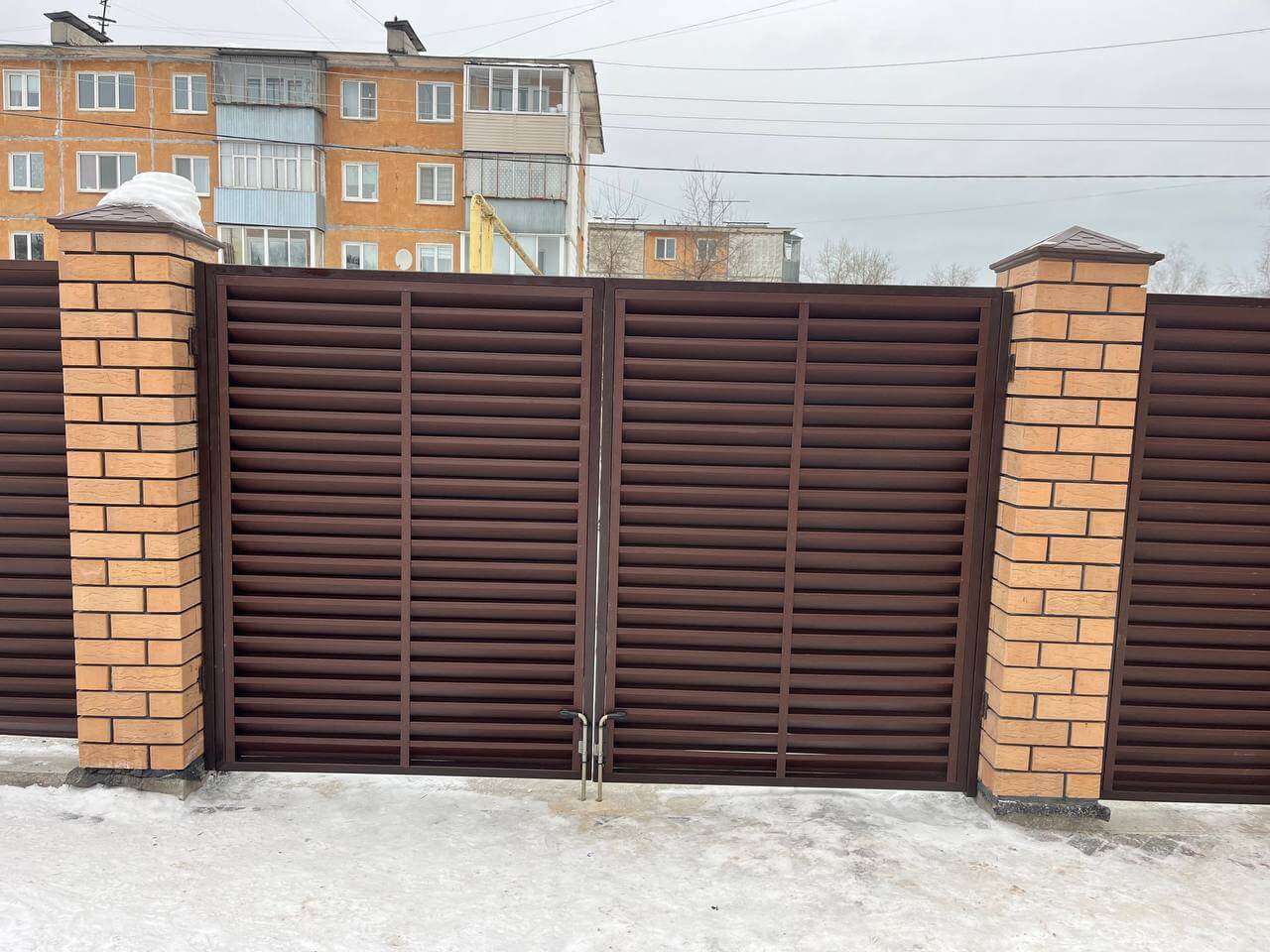 Забор-жалюзи из ламелей ЭКО-Z 87м RAL8017/8017 Шоколад двусторонний МАТТЕ фото 9 в Грозном