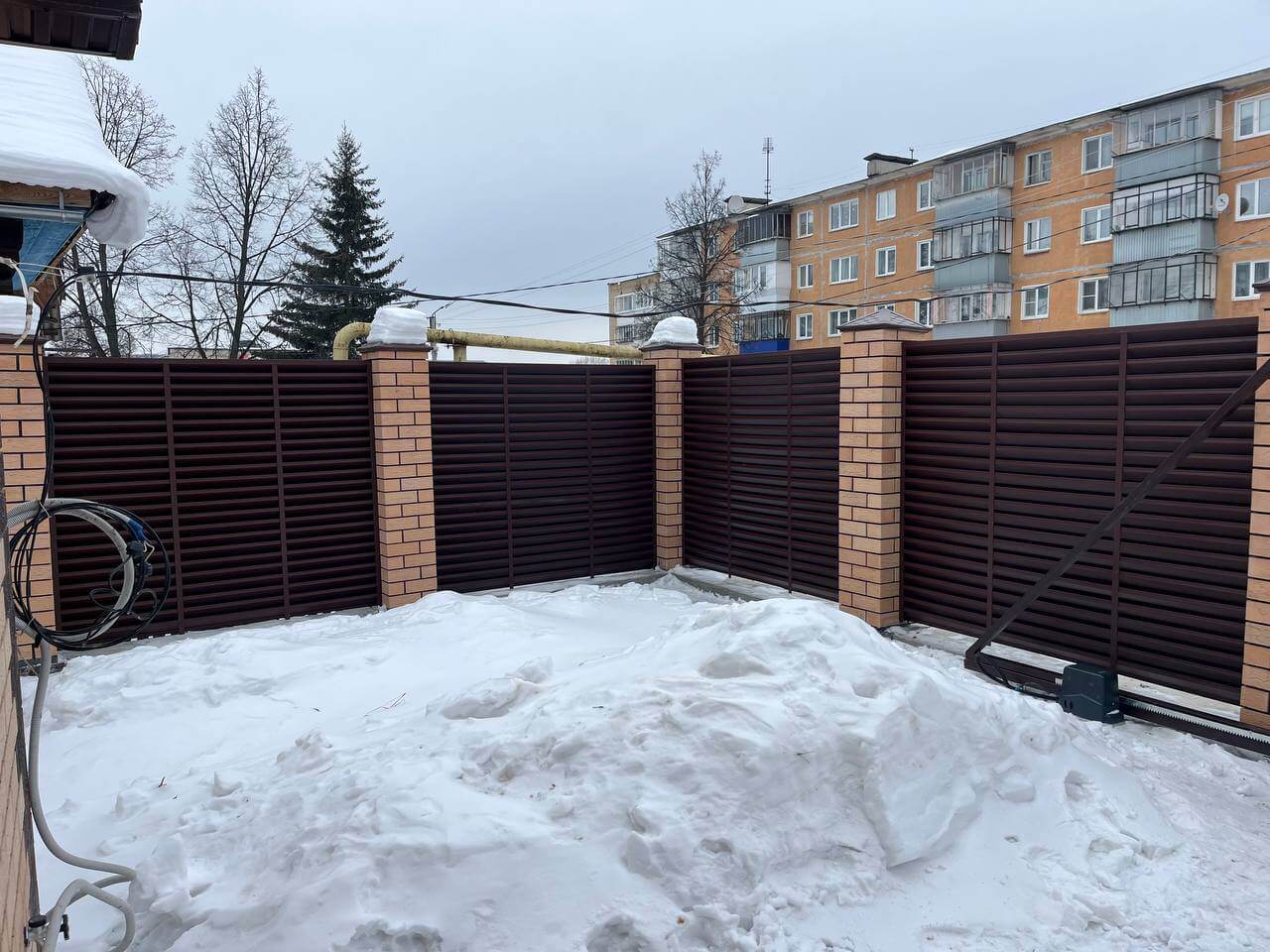 Забор-жалюзи из ламелей ЭКО-Z 87м RAL8017/8017 Шоколад двусторонний МАТТЕ фото 11 в Грозном