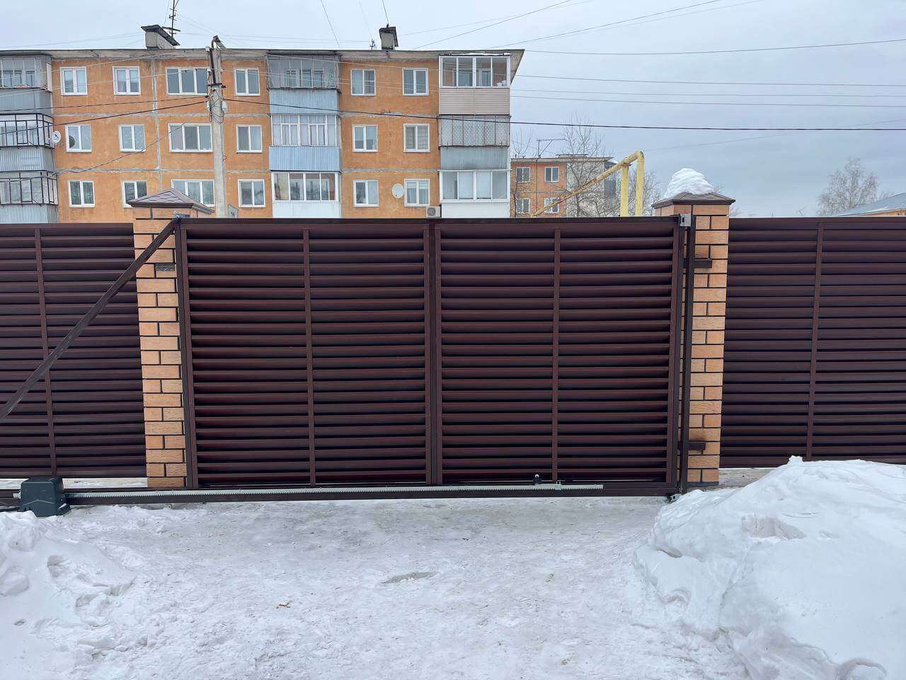 Забор-жалюзи из ламелей ЭКО-Z 87м RAL8017/8017 Шоколад двусторонний МАТТЕ фото 10 в Грозном
