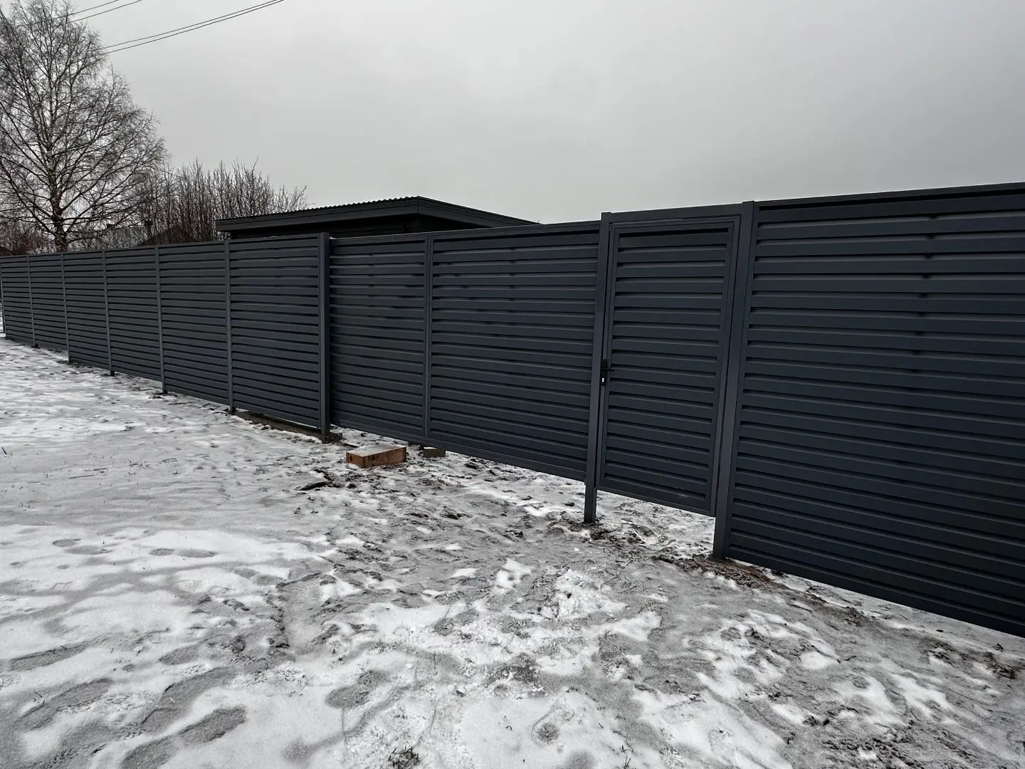 Забор-жалюзи из ламелей Хай-Тек 20м RAL7024/7024 Серый Графит двусторонний МАТТЕ фото 4 в Грозном