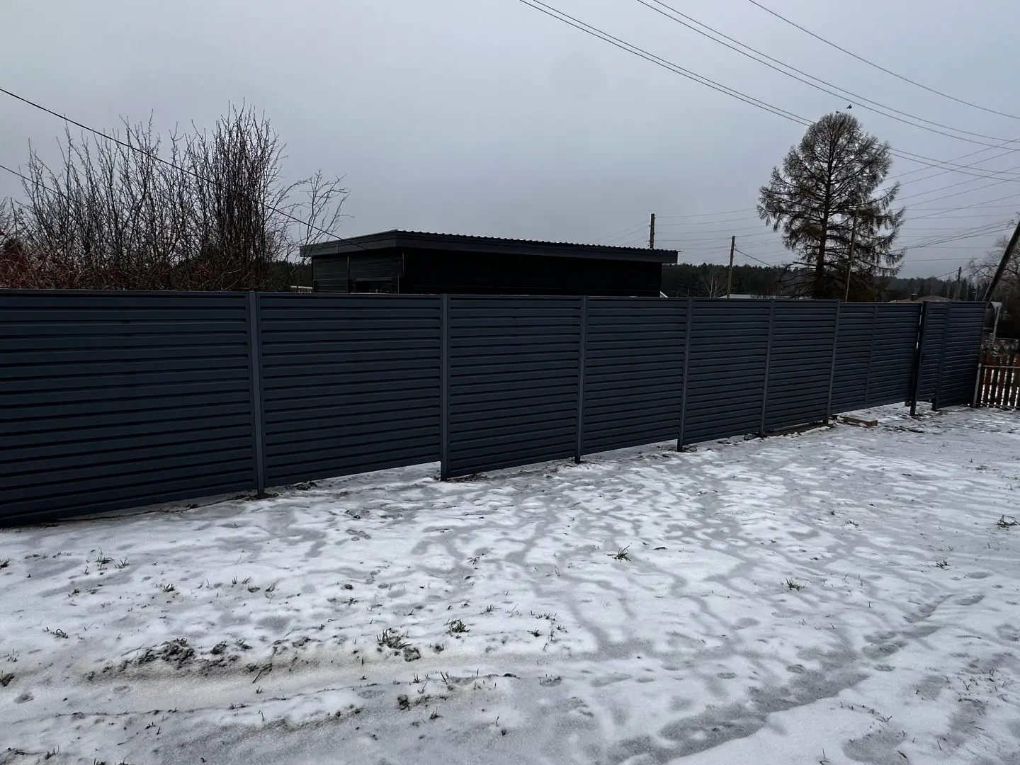 Забор-жалюзи из ламелей Хай-Тек 20м RAL7024/7024 Серый Графит двусторонний МАТТЕ фото 3 в Грозном