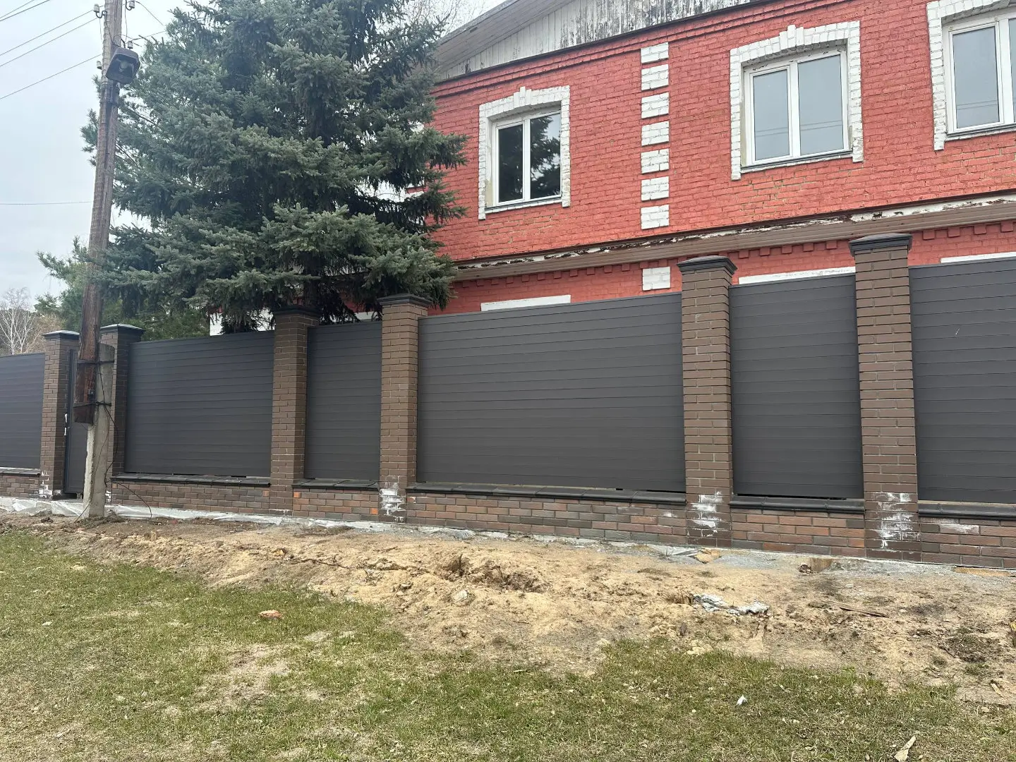 Забор-ранчо из металлического планкена 28м RAL8019 Темный Шоколад МАТТЕ в Грозном