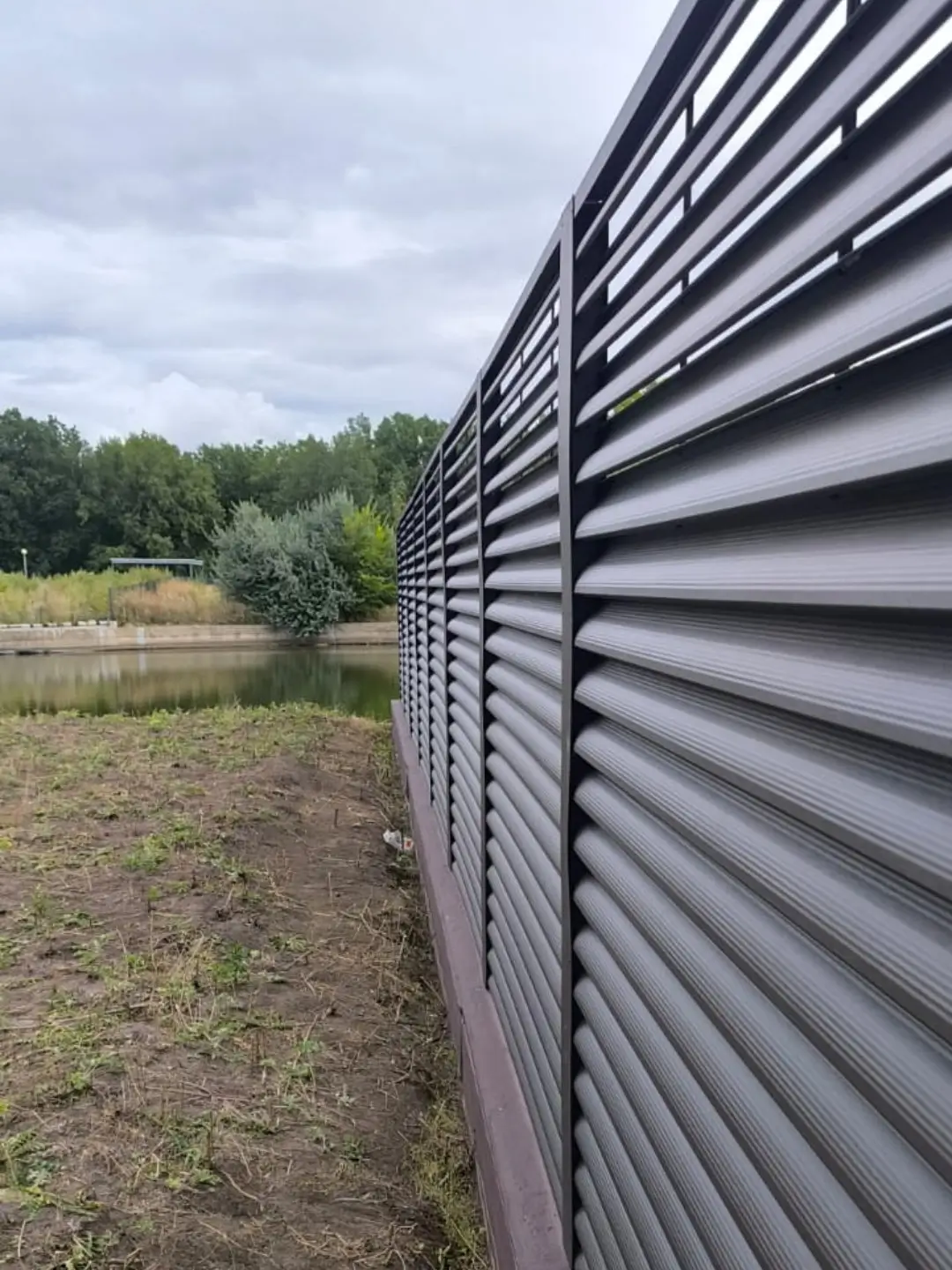 Забор-жалюзи из ламелей еврожалюзи 86м RAL8019/8019 Темный Шоколад двусторонний МАТТЕ фото 7 в Грозном