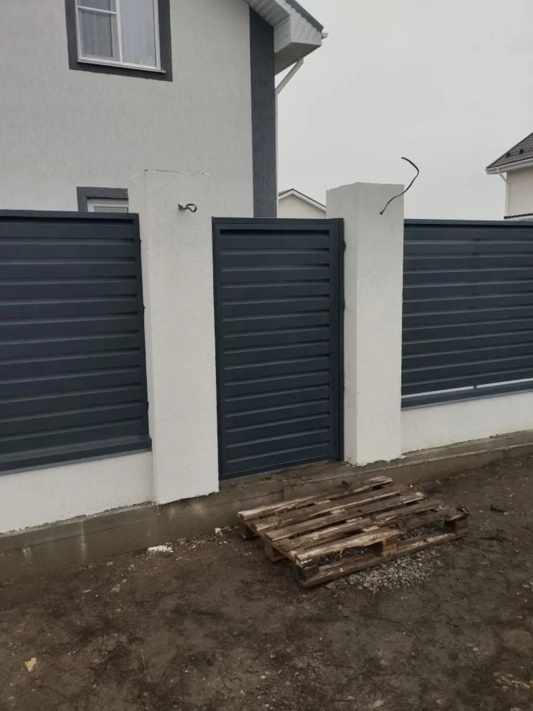 Забор-жалюзи из ламелей Хай-Тек 12м RAL7024 Серый Графит МАТТЕ фото 1 в Грозном