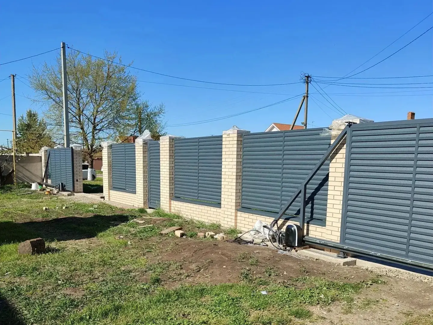 Забор-жалюзи из ламелей Реснички 16м RAL7024 Серый Графит Стальной Бархат фото 1 в Грозном