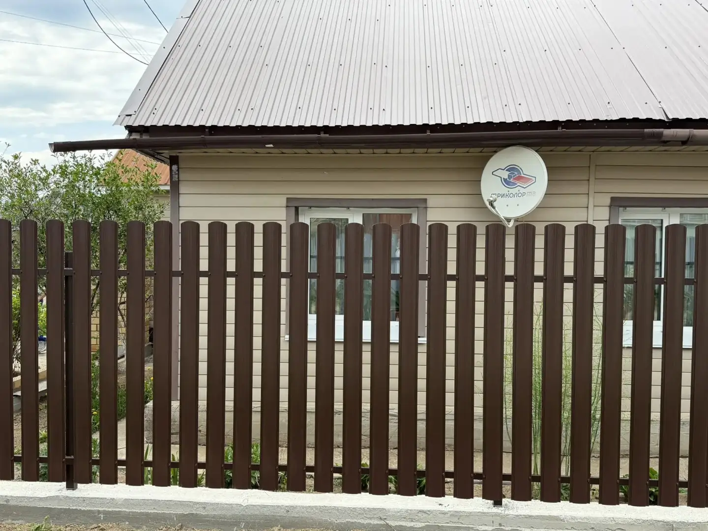Комбинированный забор из ламелей ЭКО-Z-US и евроштакетника 18м RAL8017 Шоколад МАТТЕ, Полиэстер фото 3 в Грозном