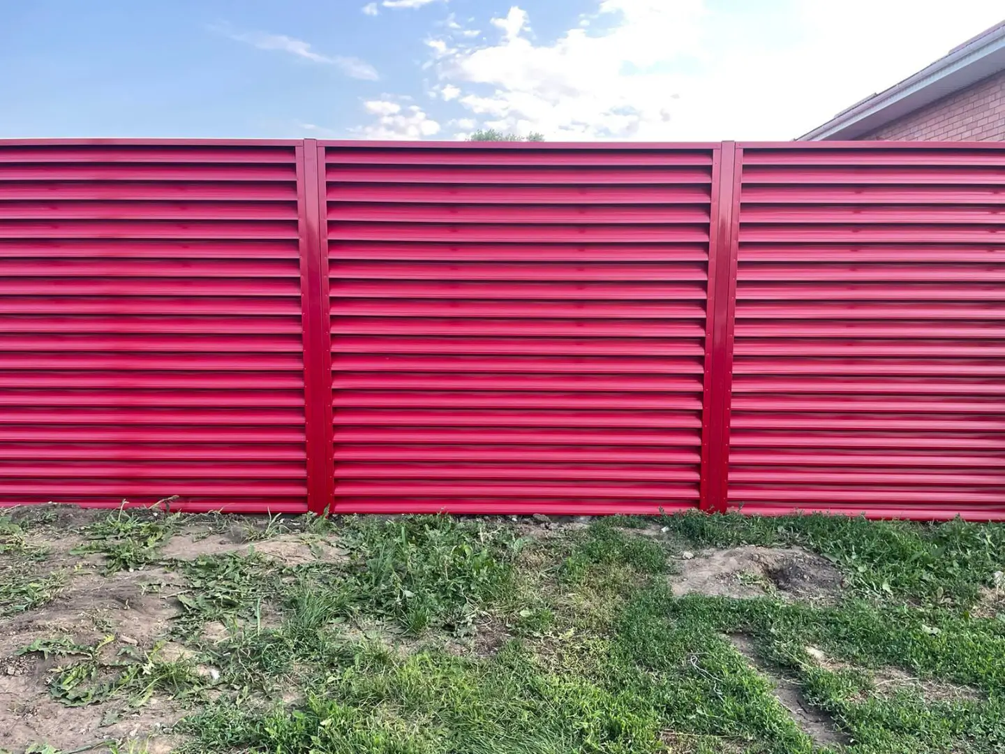 Забор-жалюзи из ламелей Еврожалюзи 24м RAL3003 Рубин в Грозном